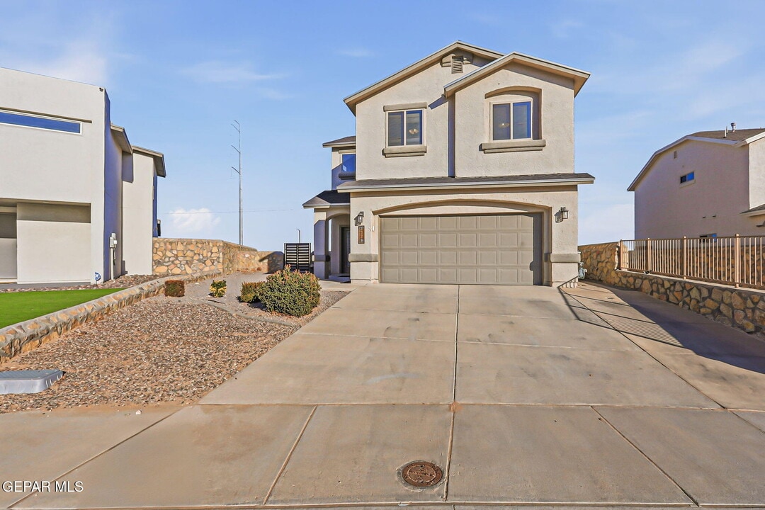 3328 David Palacio Dr in El Paso, TX - Building Photo