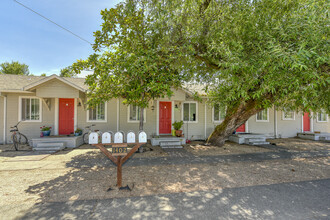 1402 Earl St in Calistoga, CA - Foto de edificio - Building Photo