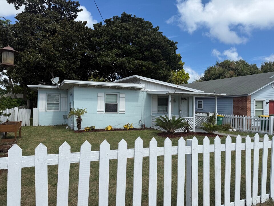 609 16th Ave S in Jacksonville Beach, FL - Building Photo