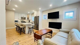 35 Memorial Blvd in Newport, RI - Building Photo
