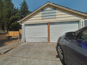 1702 Wheaton Way in Bremerton, WA - Building Photo - Building Photo