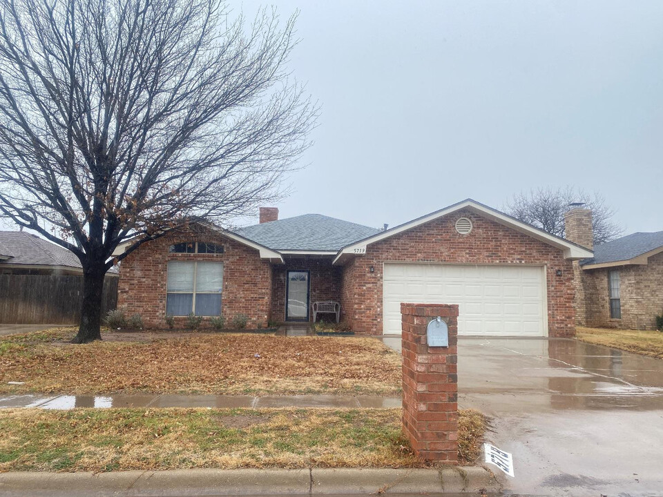 5719 95th St in Lubbock, TX - Building Photo