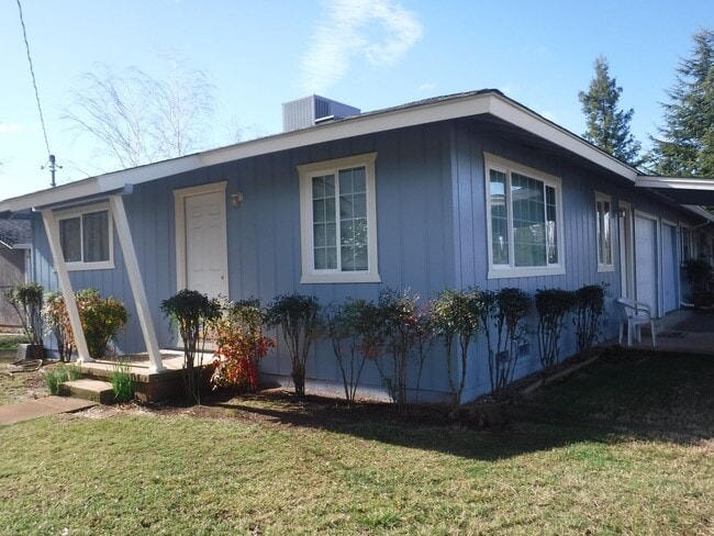 3440-3442 Alta Mesa Dr in Redding, CA - Building Photo - Building Photo