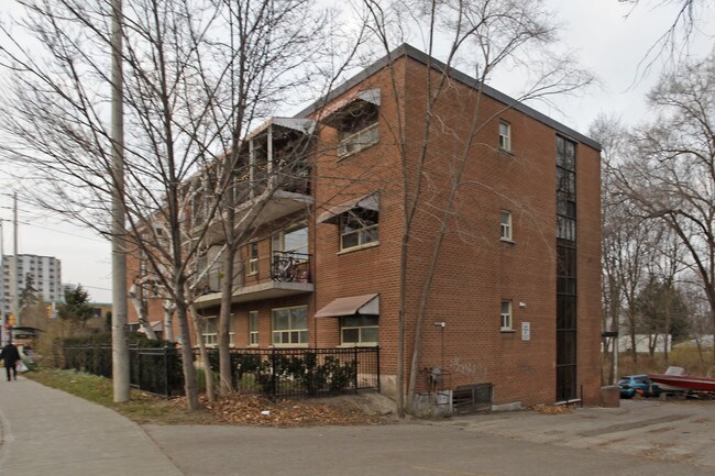 4 Paisley Blvd in Mississauga, ON - Building Photo - Primary Photo