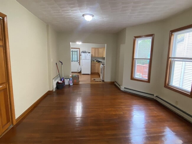 64 Paris St, Unit 1 in Medford, MA - Foto de edificio - Building Photo