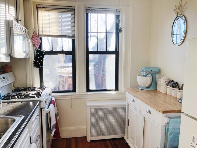 1999 Commonwealth Ave, Unit 24 in Boston, MA - Building Photo - Building Photo