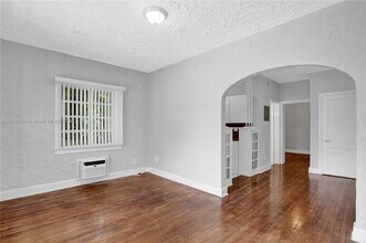 935 Catalonia Ave-Unit -2 in Coral Gables, FL - Foto de edificio - Building Photo
