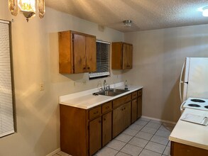 1005 Commerce St in Pleasanton, TX - Building Photo - Building Photo