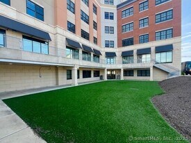 215 Stillwater Ave in Stamford, CT - Building Photo