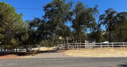 13600 Pino Ct in La Grange, CA - Building Photo - Building Photo