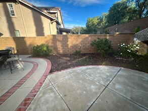 6016 Sunflower St in Simi Valley, CA - Foto de edificio - Building Photo