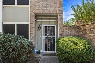 8457 Wednesbury Ln in Houston, TX - Foto de edificio - Building Photo