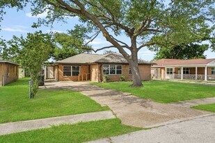 2409 Estate Dr in Deer Park, TX - Building Photo