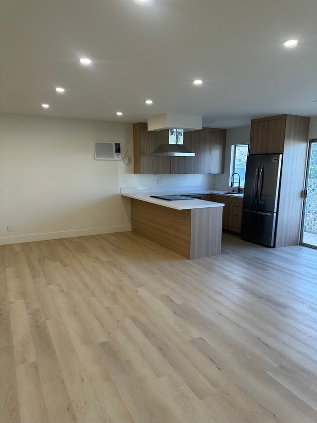 8223 Blackburn Ave, Unit 206 in Los Angeles, CA - Foto de edificio - Building Photo