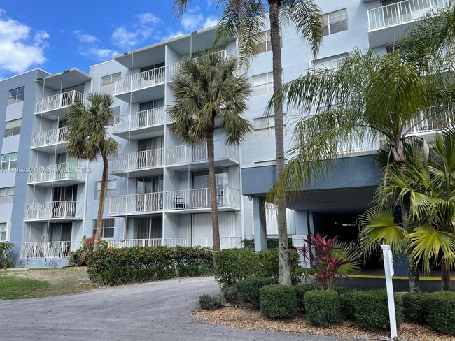470 Executive Center Dr in West Palm Beach, FL - Building Photo - Building Photo