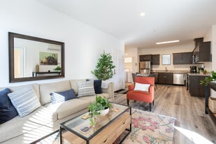 The Silvergate in Brentwood, CA - Building Photo