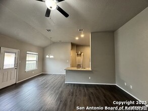 5518 Rio Cyn in Converse, TX - Foto de edificio - Building Photo