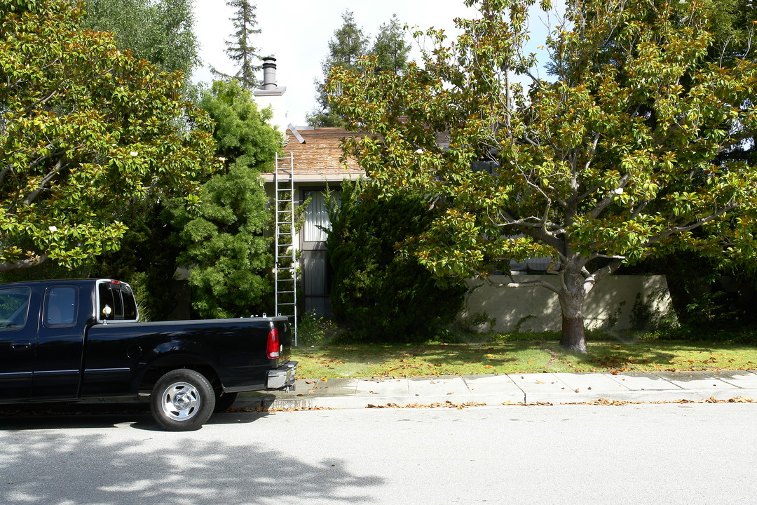 1 Doris Ct in Redwood City, CA - Foto de edificio