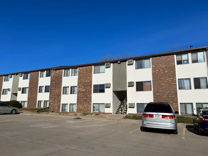 914 Benton Dr in Iowa City, IA - Building Photo