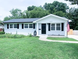 3830 Manchester Dr in Charlotte, NC - Building Photo