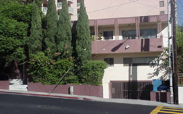 1000 N San Vicente Blvd in West Hollywood, CA - Building Photo