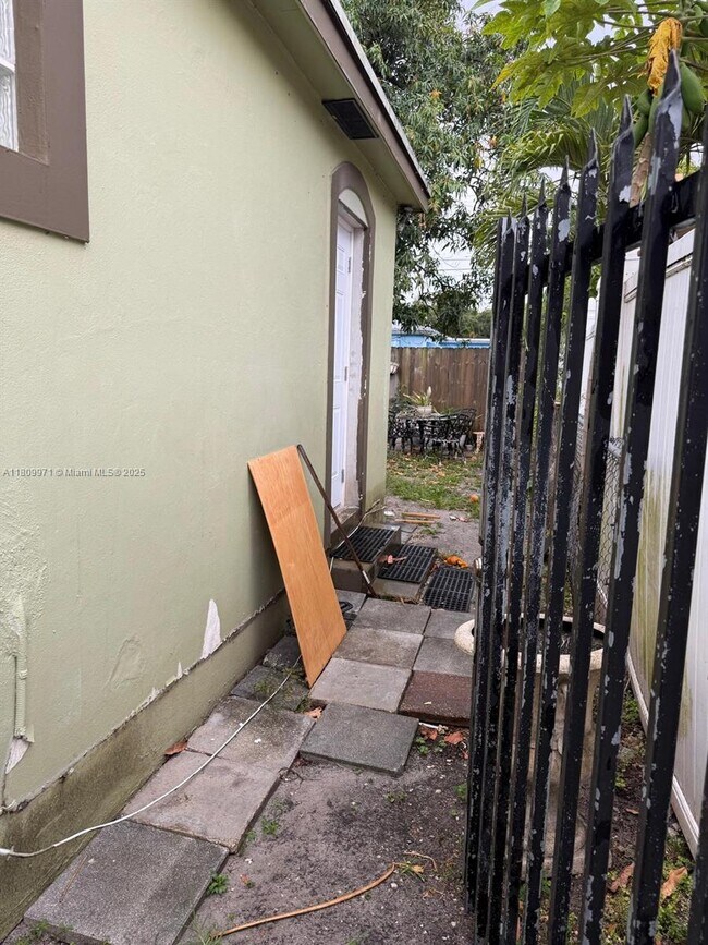 2010 NW 55th Terrace-Unit -2 in Miami, FL - Building Photo - Building Photo