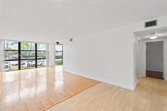 800 Parkview Dr in Hallandale Beach, FL - Foto de edificio - Building Photo