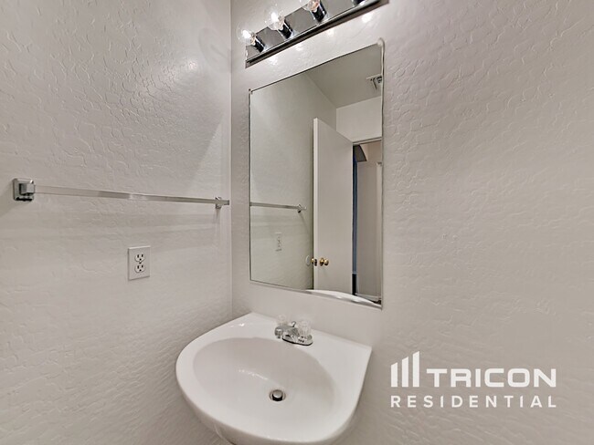 4102 S 62nd Ln in Phoenix, AZ - Building Photo - Building Photo
