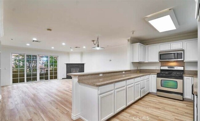1133 S Hoover St in Los Angeles, CA - Building Photo - Building Photo