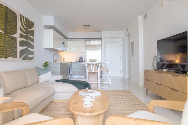 1300 Brickell Bay Dr in Miami, FL - Building Photo - Building Photo
