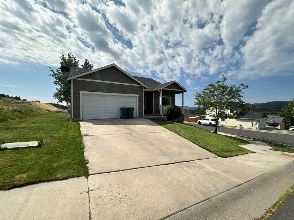 5096 Larch Ln in Klamath Falls, OR - Foto de edificio