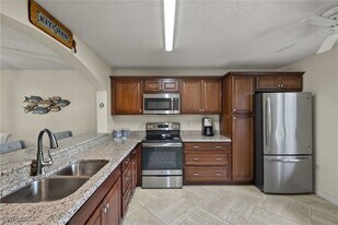 7025 Dennis Cir in Naples, FL - Building Photo
