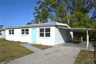 1324 Brookhill Dr in Ft. Myers, FL - Building Photo