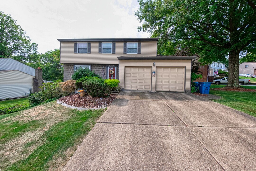 190 Jade Dr in Verona, PA - Building Photo