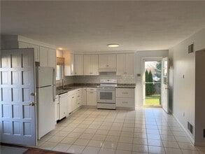 14 Ferncrest Dr in Johnston, RI - Building Photo - Building Photo