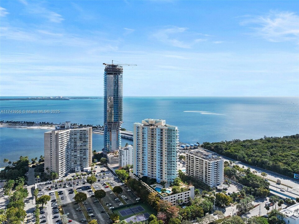 2475 Brickell Ave in Miami, FL - Building Photo