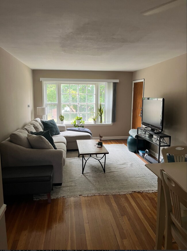 8204 W North Ave in Wauwatosa, WI - Foto de edificio - Building Photo