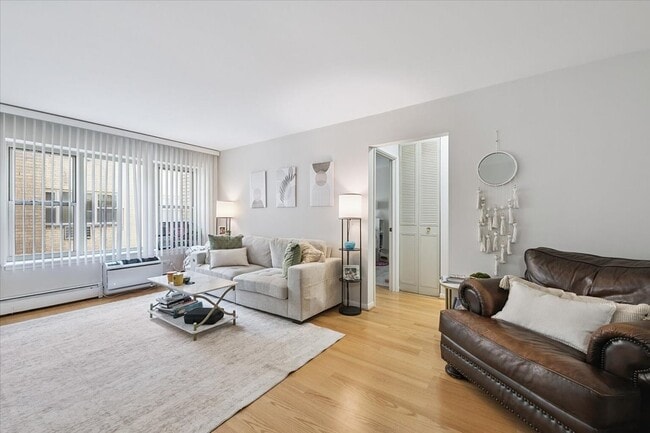 420 W Aldine Ave, Unit 404 in Chicago, IL - Building Photo - Building Photo