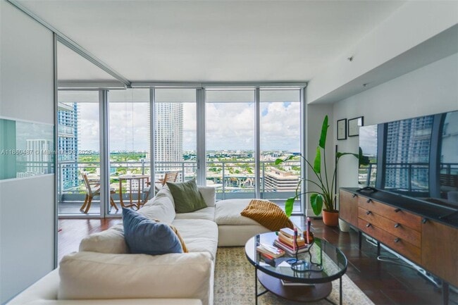 92 SW 3rd St in Miami, FL - Building Photo - Building Photo