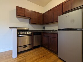 813 W Cornelia Ave, Unit 310 in Chicago, IL - Building Photo - Building Photo
