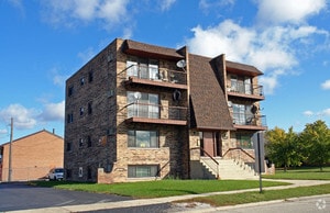 8800 W 76th Pl in Oak Lawn, IL - Building Photo