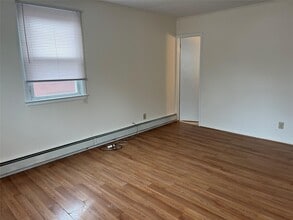 54 Hickory Rd in Port Washington, NY - Building Photo - Building Photo