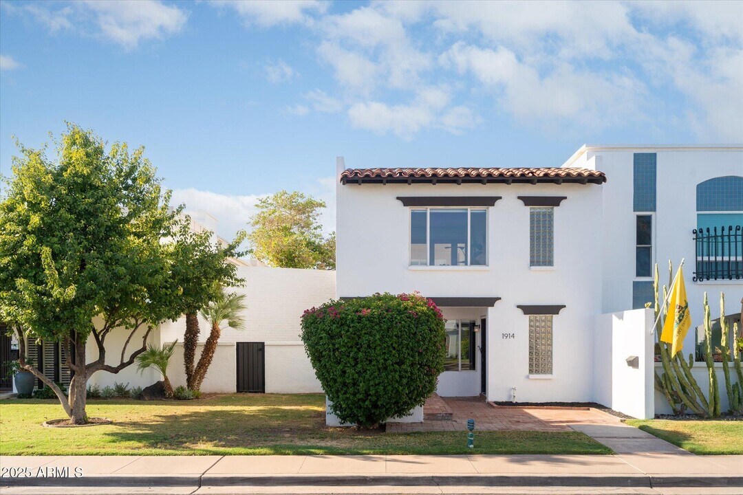 1914 E Medlock Dr in Phoenix, AZ - Building Photo