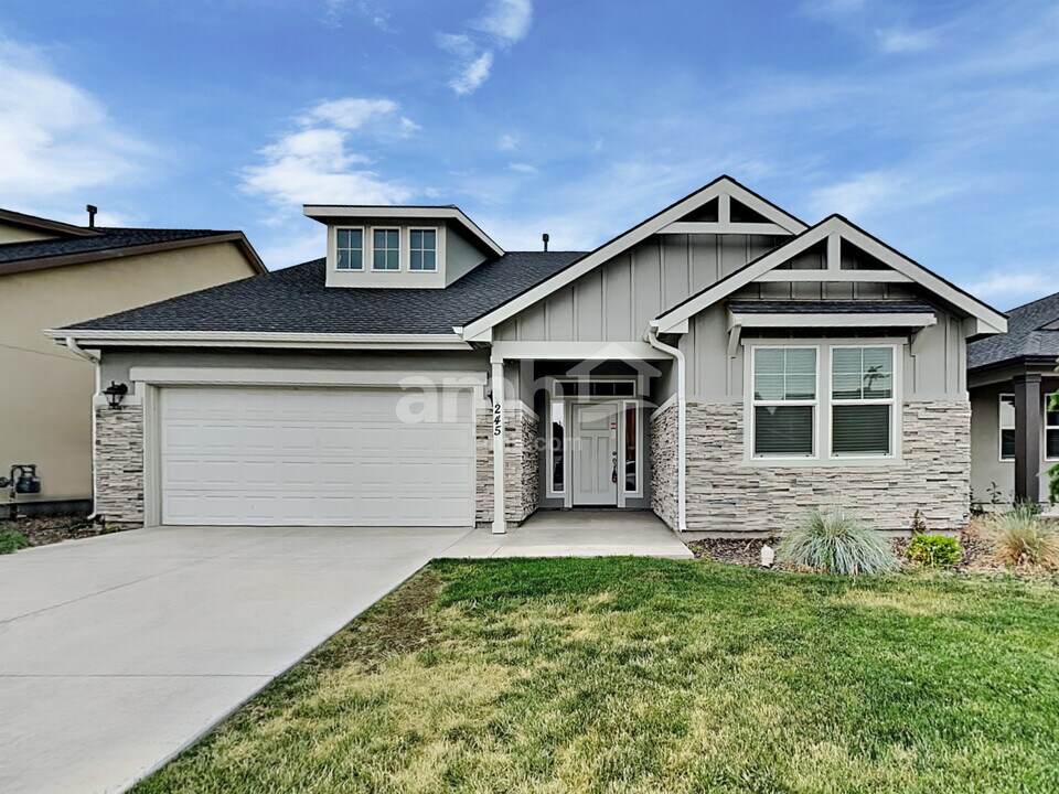 245 E Sicily Dr in Meridian, ID - Building Photo