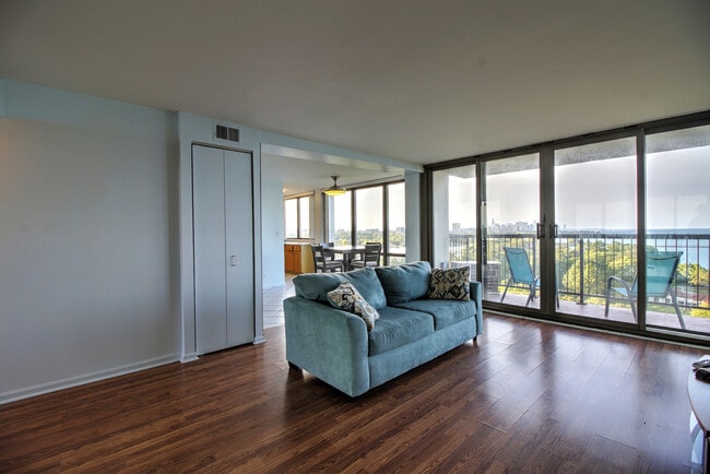 6701 S Crandon Ave in Chicago, IL - Building Photo - Building Photo