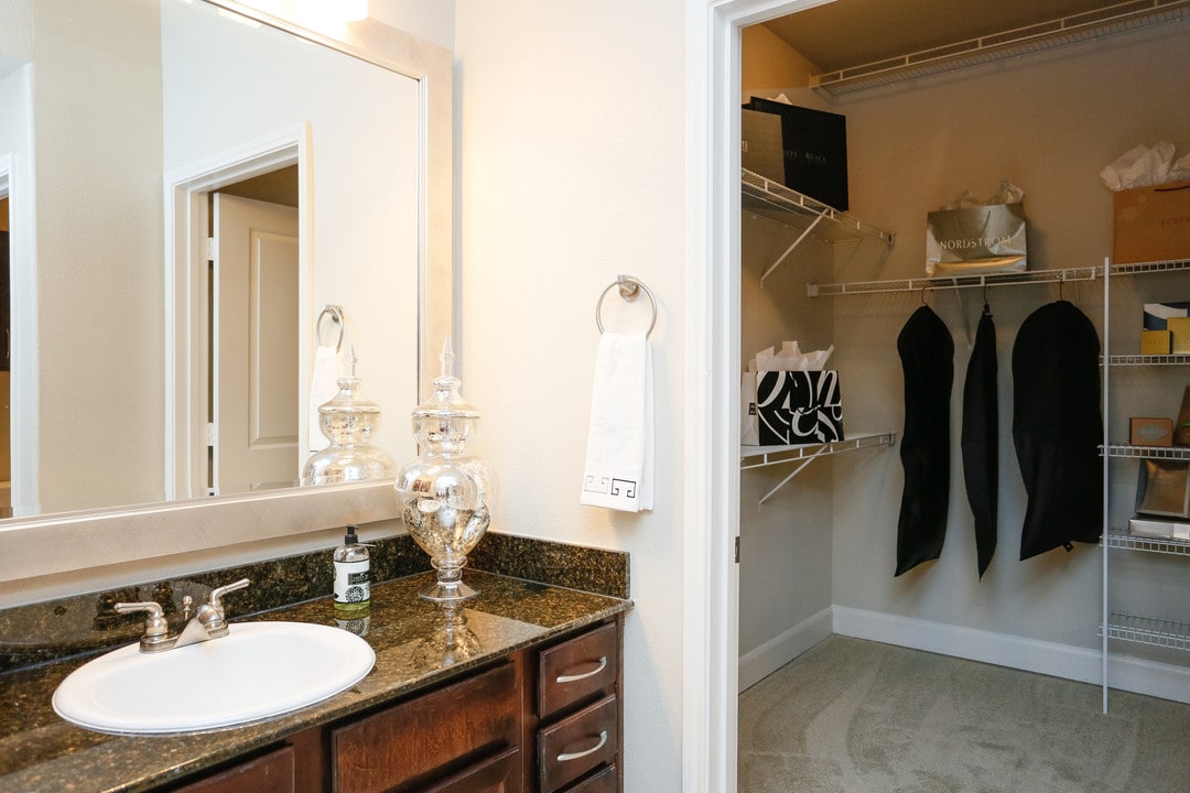 Aston Post Oak in Houston, TX - Foto de edificio