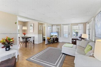 8616 SW 16th Pl in Davie, FL - Foto de edificio - Building Photo