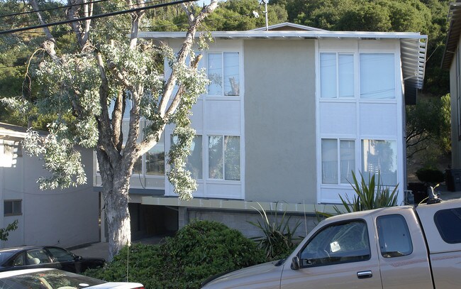 8061 Greenridge Dr in Oakland, CA - Foto de edificio - Building Photo