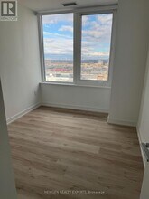 395 Square One Dr in Mississauga, ON - Building Photo - Building Photo