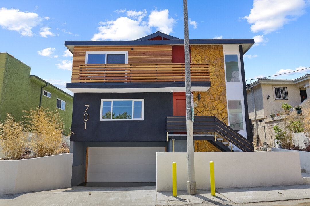 701 N. Hill Pl. in Los Angeles, CA - Foto de edificio